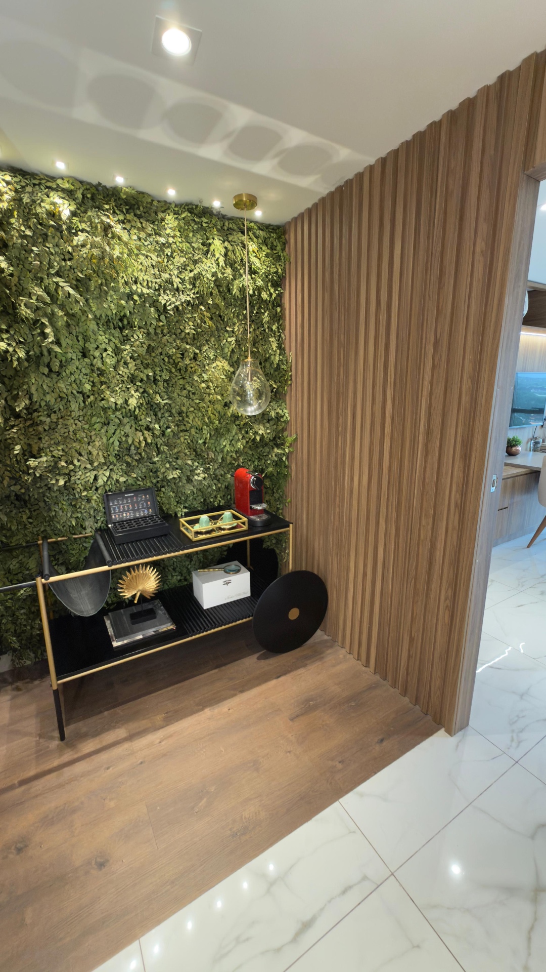 Sala de atendimento do consultório com vista panorâmica